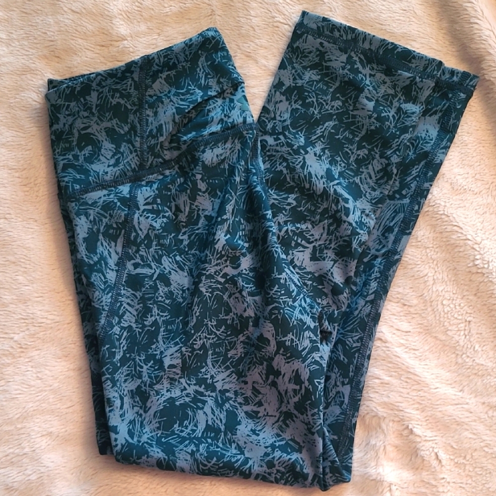 BNWT UNDER ARMOUR Patterned Cropped Leggings